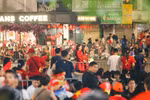 Drawn together without appointment, tens of thousands of hearts beat as one in a sea of red flags with golden stars, awaiting the nation’s sacred moment. (Photo: VNA)