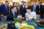 Vietnamese, Thai PMs explore cultural ties through art and handicrafts
