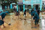 Soldiers help residents clean up and restore the environment after floods in Da Nang