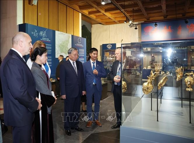 Vietnam's Party General Secretary To Lam, Bulgarian President Rumen Radev, and their spouses visit Bulgaria’s National History Museum. (Photo: VNA)