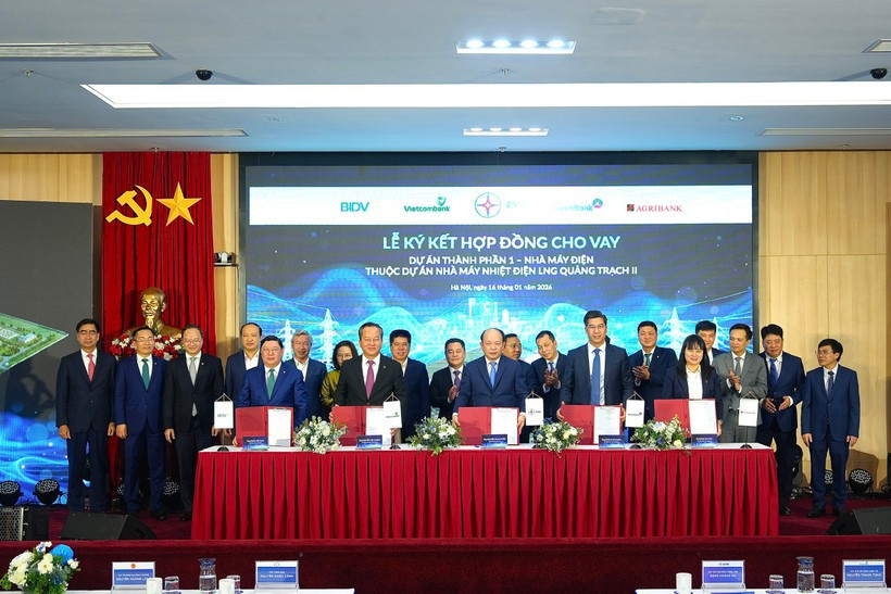 At the signing ceremony for the loan agreement between EVN and Vietcombank, VietinBank, BIDV and Agribank (Photo: VNA)
