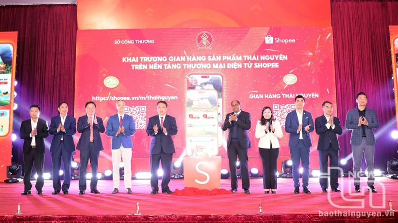 At the launching ceremony of an online booth introducing products of the northern province of Thai Nguyen on Shopee platform on January 7. (Photo: Baothainguyen.vn)