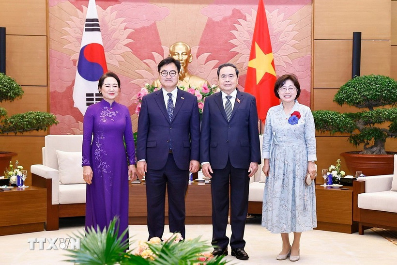 National Assembly Chairman Tran Thanh Man (second, right) and the Republic of Korea (RoK)’s National Assembly Speaker Woo Won Shik, and their spouses (Photo: VNA)