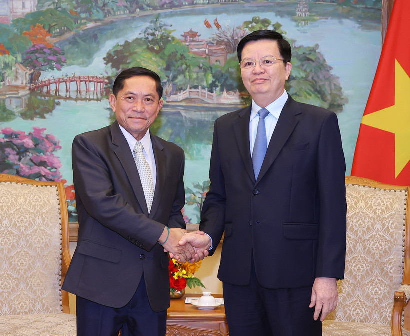 Deputy Prime Minister Mai Van Chinh (right) and KPL General Director Vannasin Simmavong (Photo: VNA) 