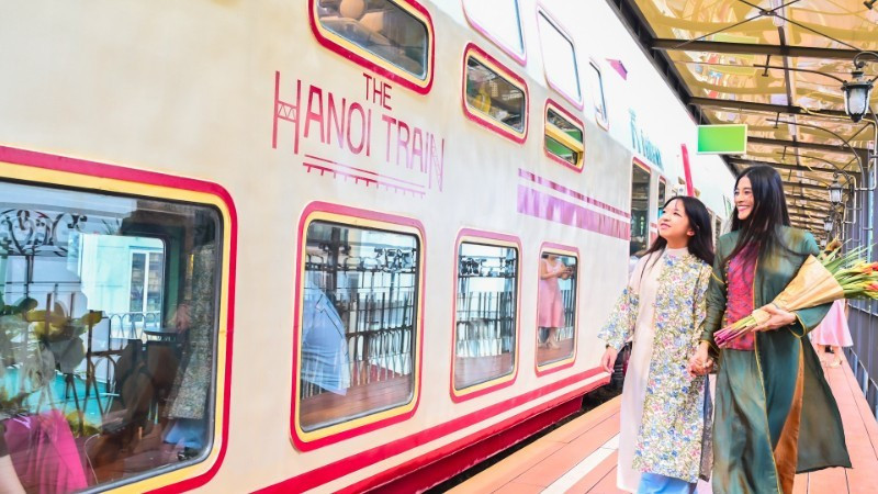 Tourists ride the “Five Gates” train, a new tourism product in Hanoi. (Photo: nhandan.vn)