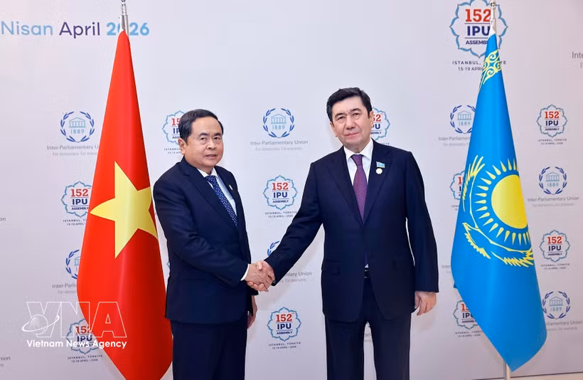 National Assembly Chairman Tran Thanh Man (left) and Yerlan Koshanov, Speaker of the Mazhilis - the lower house of Kazakhstan’s parliament, during their in Istanbul, Türkiye, on April 16 (Photo: VNA)