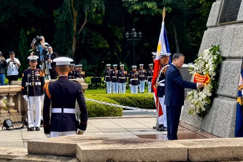 General Secretary of the Communist Party of Vietnam Central Committee and State President To Lam offers flowers at the monument to Philippine national hero Jose Rizal in Manila on June 1 morning. (Photo: VNA)