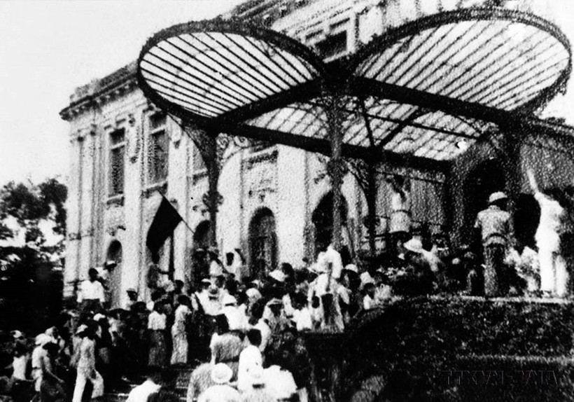 The success of the Russian October Revolution had a profound impact on revolutionary movements around the world, including in Vietnam. Under the light of Marxism–Leninism and the October Revolution, Nguyen Ai Quoc found in it a “miraculous handbook,” the path to national salvation for the Vietnamese people. In the photo: The people of Hanoi seized the Residential Palace of the Tonkin Governor – the headquarters of the French-backed administration in northern Vietnam, marking the success of the August Revolution in Vietnam on August 19, 1945. (Photo: VNA Archives) 