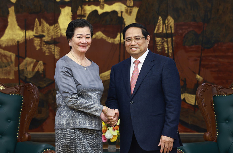 Prime Minister Pham Minh Chinh (right) and Cambodian Ambassador Chea Kimtha (Photo: VNA)