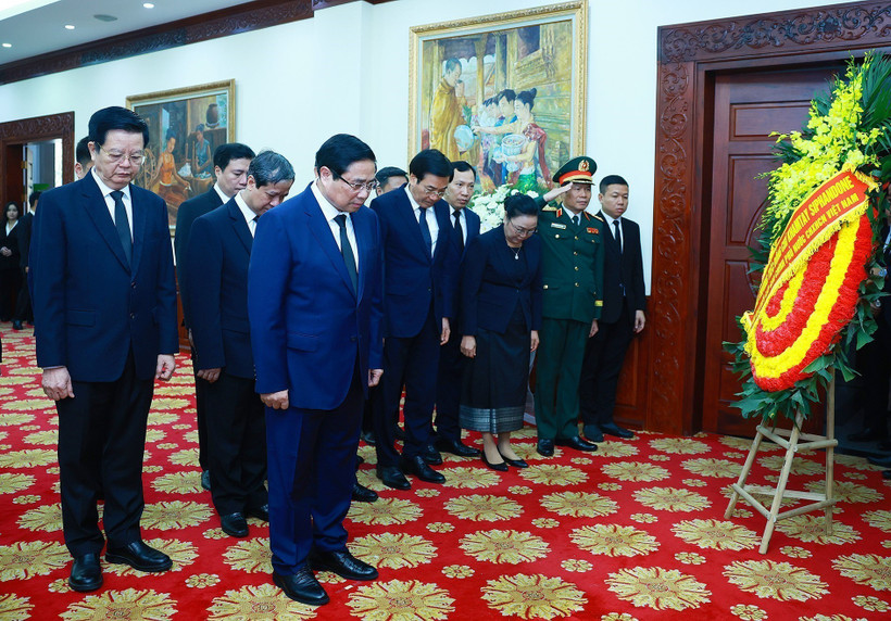 Prime Minister Pham Minh Chinh pays respects to former President of the Lao People’s Revolutionary Party and former State President of Laos Khamtay Siphandone in Hanoi on April 4. (Photo: VNA)