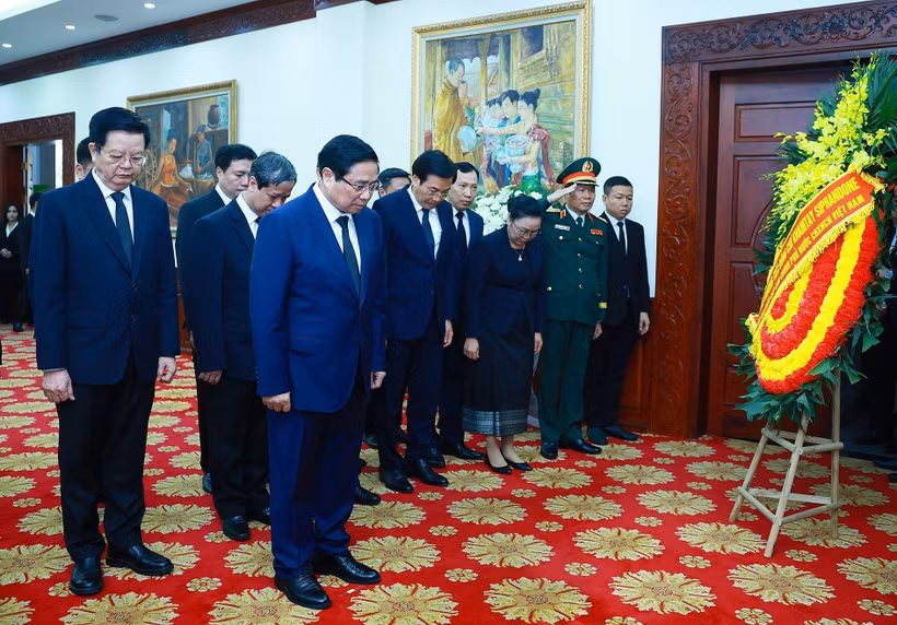 Prime Minister Pham Minh Chinh pays respects to former President of the Lao People’s Revolutionary Party and former State President of Laos Khamtay Siphandone in Hanoi on April 4. (Photo: VNA)
