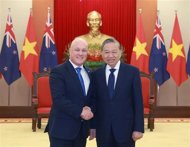 Party General Secretary To Lam (right) and New Zealand Prime Minister and Leader of the New Zealand National Party Christopher Luxon. (Photo: VNA)