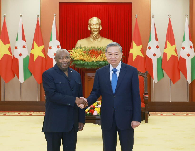Vietnam's Party General Secretary To Lam (right) and President of Burundi Évariste Ndayishimiye at their meeting in Hanoi on April 4. (Photo: VNA)