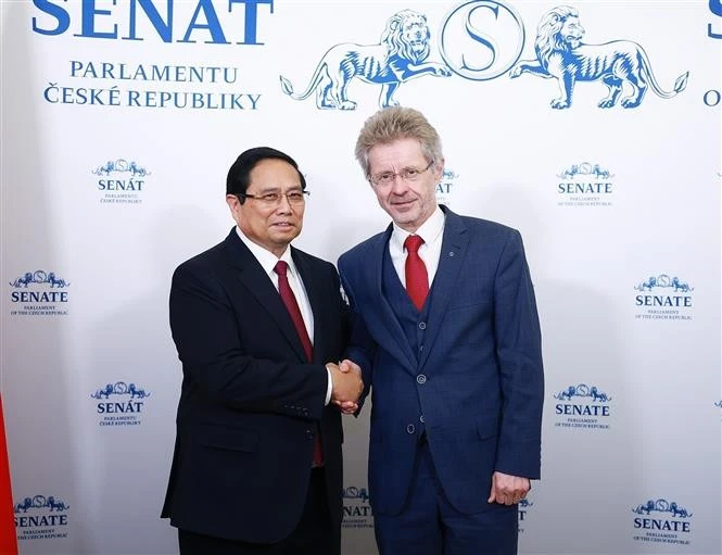 Prime Minister Pham Minh Chinh (left) meets with Czech Senate President Miloš Vystrčil in Prague on January 20 afternoon (local time). (Photo: VNA)