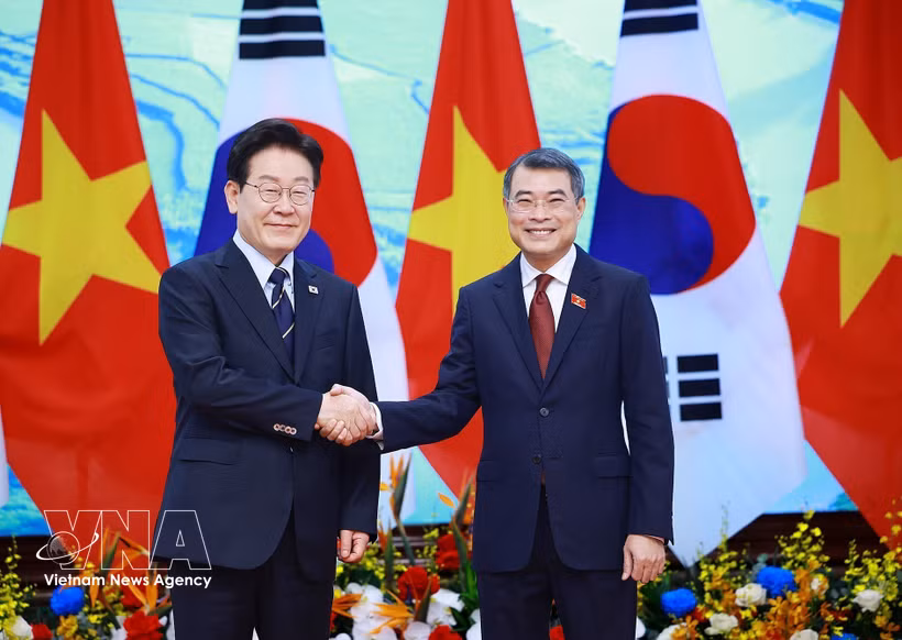 Prime Minister Le Minh Hung (R) and RoK President Lee Jae Myung at their meeting in Hanoi on April 23. (Photo: VNA)