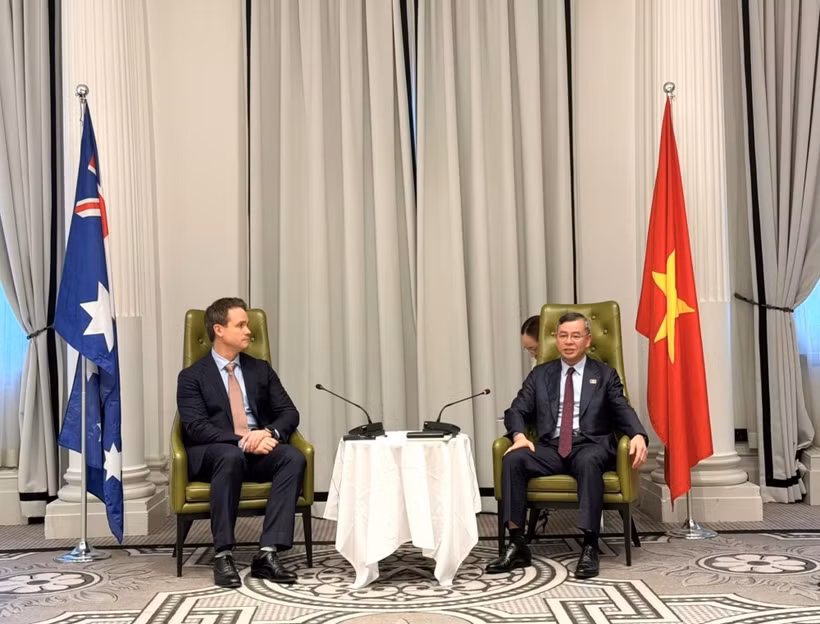 At the working session between Vietnamese Minister of Finance Ngo Van Tuan (right) and RMIT University’s Vice-Chancellor and President Professor Alec Cameron in Sydney on August 10 (Photo: tapchikinhtetaichinh.vn)