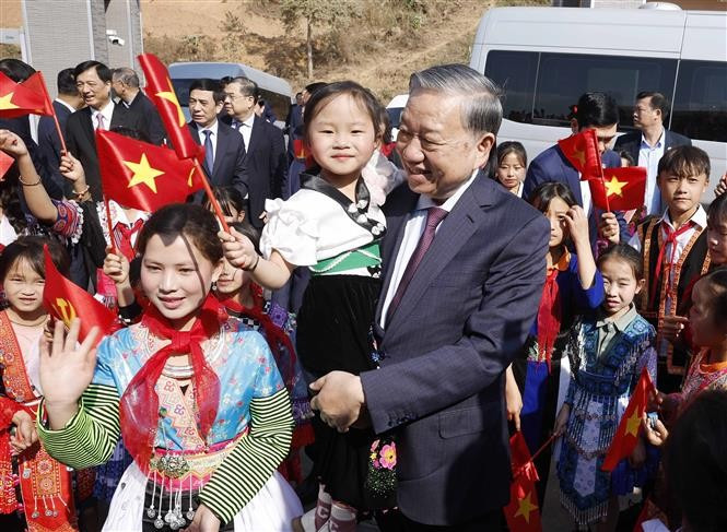 Party General Secretary To Lam and students of Si Pa Phin Boarding Primary and Secondary School in Nam Chim 1 hamlet, Si Pa Phin commune, Dien Bien province. (Photo: VNA)
