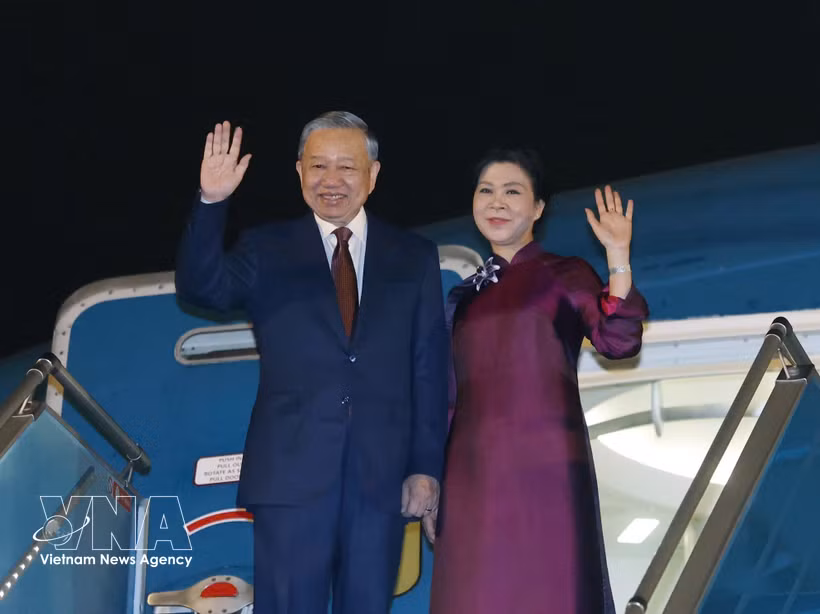 General Secretary of the Communist Party of Vietnam (CPV) Central Committee and State President To Lam and his spouse Ngo Phuong Ly leave Hanoi for a state visit to China (Photo: VNA)