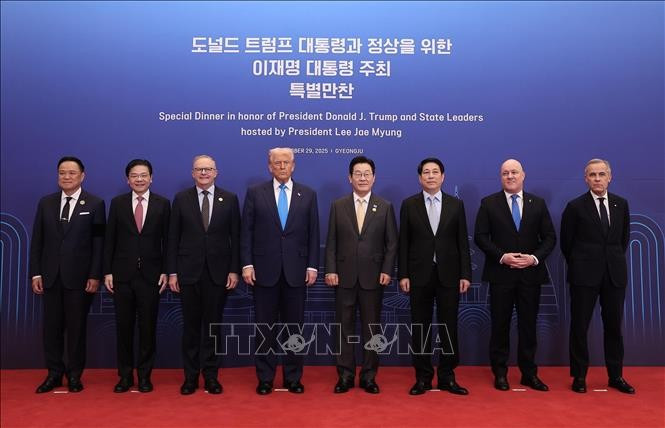 Vietnamese State President Luong Cuong (third right) and other APEC leaders at the special dinner hosted by President of the Republic of Korea (RoK) Lee Jae Myung (Photo: VNA)