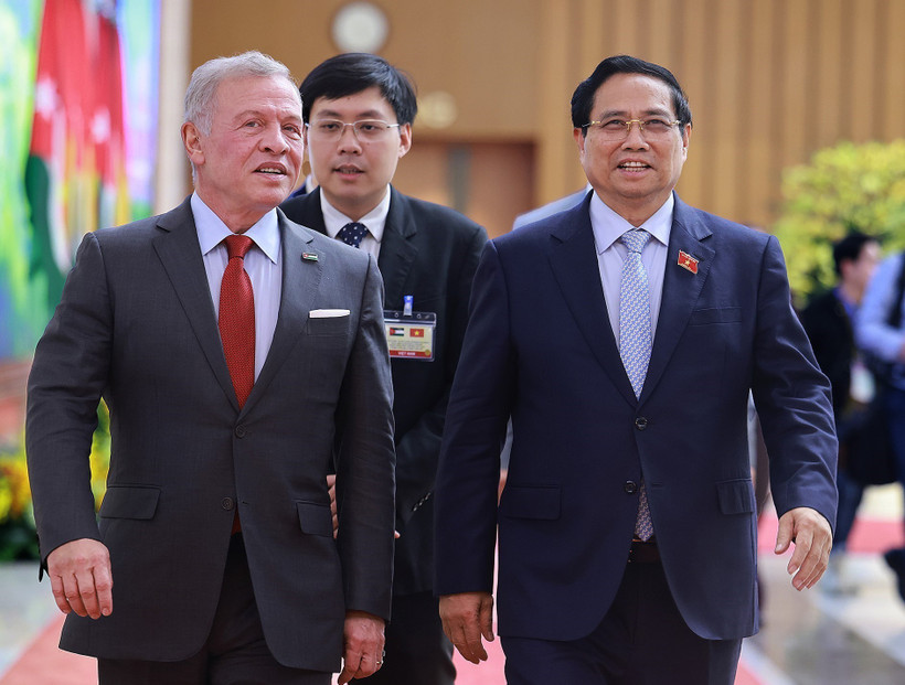 Prime Minister Pham Minh Chinh (right) and King Abdullah II Ibn Al Hussein of the Hashemite Kingdom of Jordan (Photo: VNA)