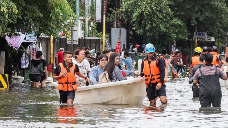 Rescue teams evacuate residents in flooded areas of Navotas city, the Philippines, on November 10, 2025. (Photo: Xinhua/VNA)