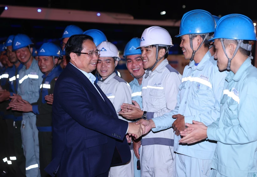 Prime Minister Pham Minh Chinh and workers at the Hoa Phat Dung Quat Iron and Steel Production Complex in Quang Ngai province. (Photo: VNA)