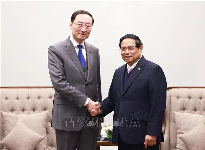 Prime Minister Pham Minh Chinh (Right) on February 26 receives Chinese Vice Foreign Minister Sun Weidong. (Photo: VNA)