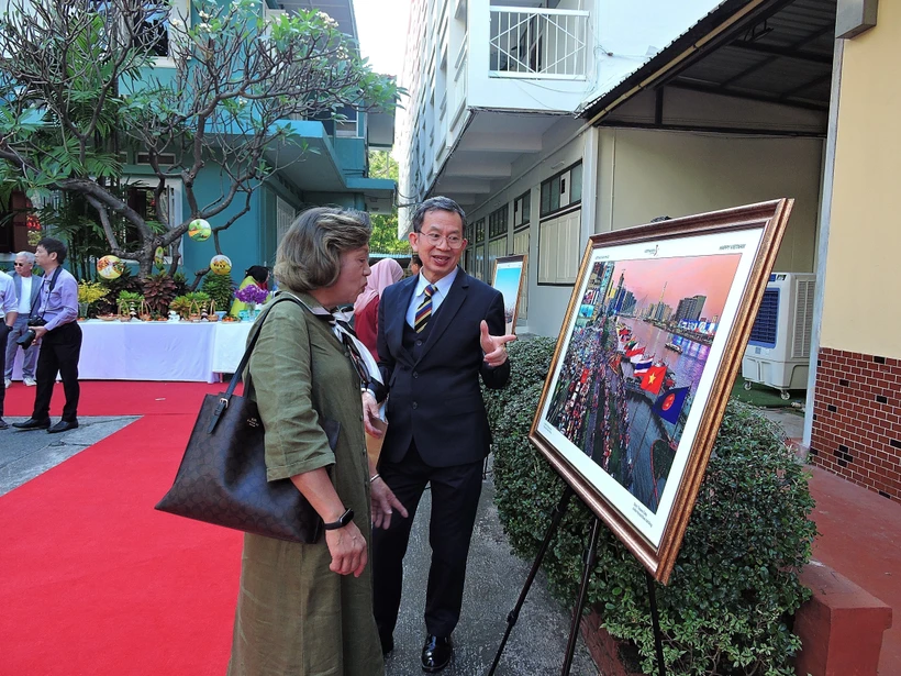 Visitors at the Bangkok exhibition featuring Vietnam’s culture, people, and landscapes. (Photo: VNA)