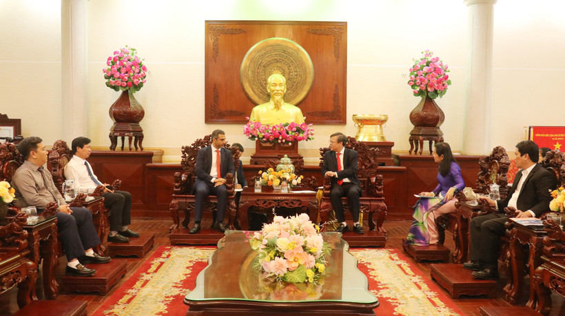 At the working session between Chairman of the Can Tho municipal People’s Committee Truong Canh Tuyen and Chargé d'Affaires of the United Arab Emirates (UAE) in Vietnam Eisa Alhammadi (Photo: VNA)