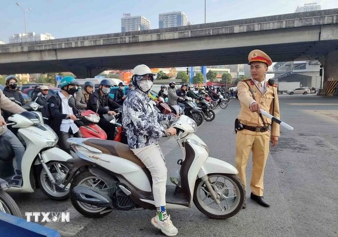 Many motorists now adhere to regulations voluntarily. (Photo: VNA)