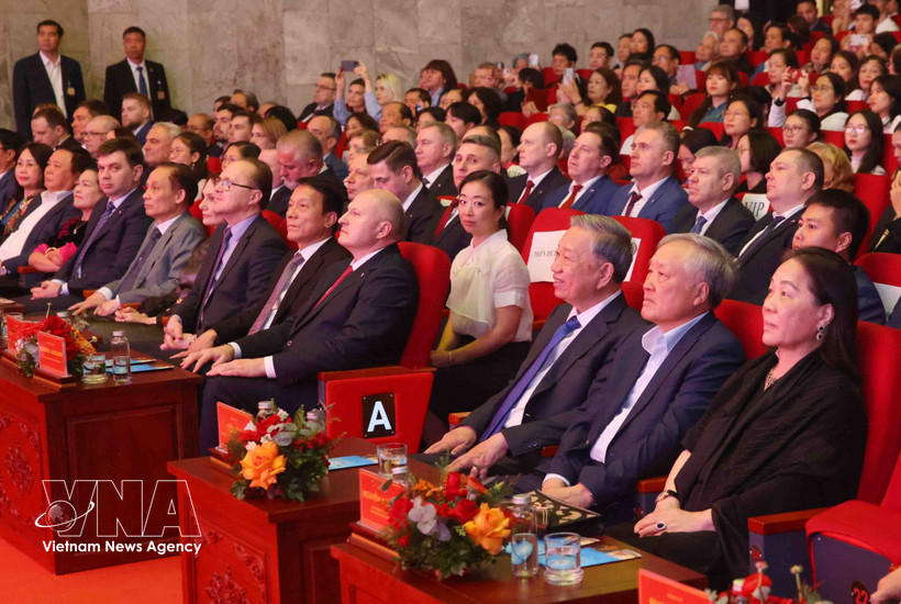 Party General Secretary To Lam at the art programme (Photo: VNA)