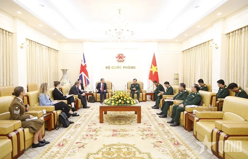 At the meeting between Deputy Defence Minister Senior Lieutenant General Hoang Xuan Chien and Second Permanent Secretary at the UK Home Office Simon Ridley in Hanoi on March 4. (Photo: VNA)