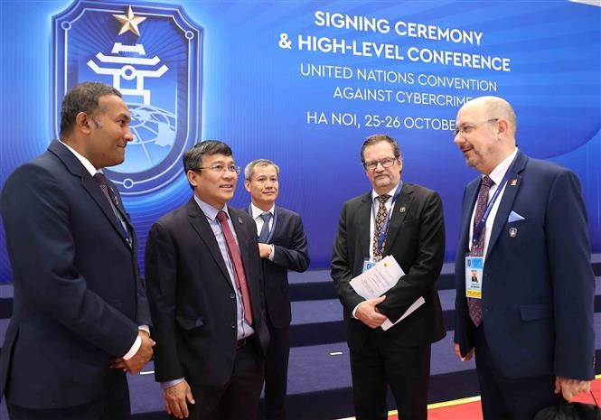 Vietnamese Permanent Deputy Minister of Foreign Affairs Nguyen Minh Vu (second, left) and delegates to the signing ceremony of the United Nations Convention against Cybercrime in Hanoi on the morning of October 25, 2025. (Photo: VNA)