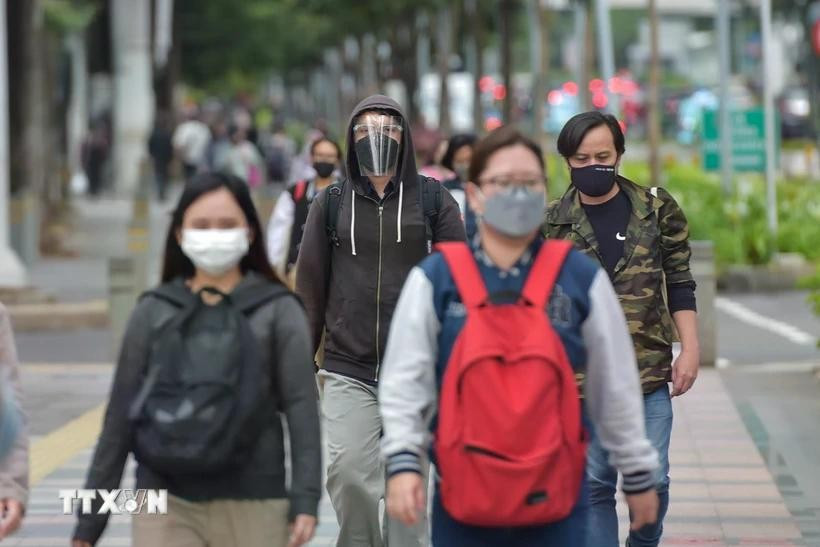 People wear masks to prevent COVID-19 in Jakarta, Indonesia, in 2022. (Photo: Xinhua/VNA)