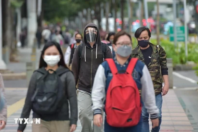 People wear masks to prevent COVID-19 in Jakarta, Indonesia, in 2022. (Photo: Xinhua/VNA)