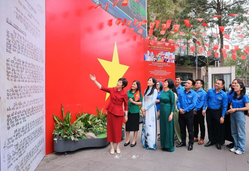 VNA General Director Vu Viet Trang introduces the first Victory Bulletin – the most important bulletin issued by the VNTTX (now Vietnam News Agency). (Photo: VNA)
