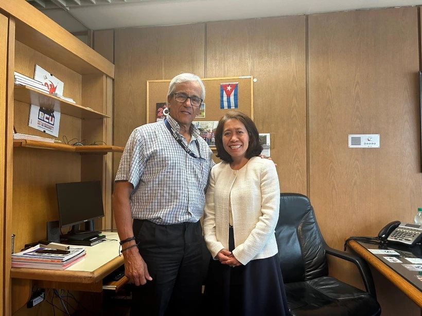 General Secretary of the Communist Party of Uruguay Juan Castillo (left) and Vietnamese Ambassador to Argentina and Uruguay. (Photo: VNA)