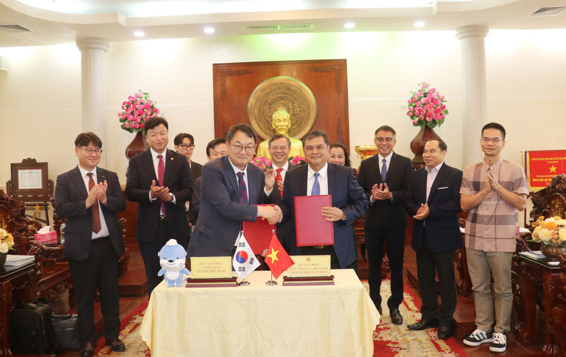 At the signing ceremony of the MoU on cooperation in culture, tourism and business connectivity between Can Tho and RoK’s Jinju city (Photo: VNA)
