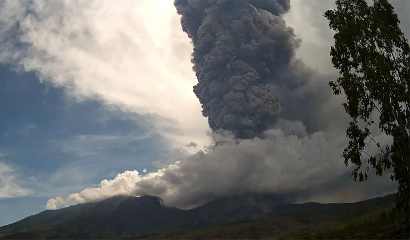 Mount Lewotobi in Indonesia's East Nusa Tenggara province, erupts on December 28. (Photo: Xinhua/VNA)