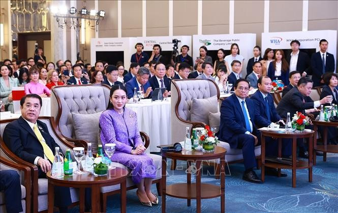Vietnamese Prime Minister Pham Minh Chinh (front, third from left) and his Thai counterpart Paetongtarn Shinawatra (front, second from left) at the business forum in Hanoi on May 16. (Photo: VNA)