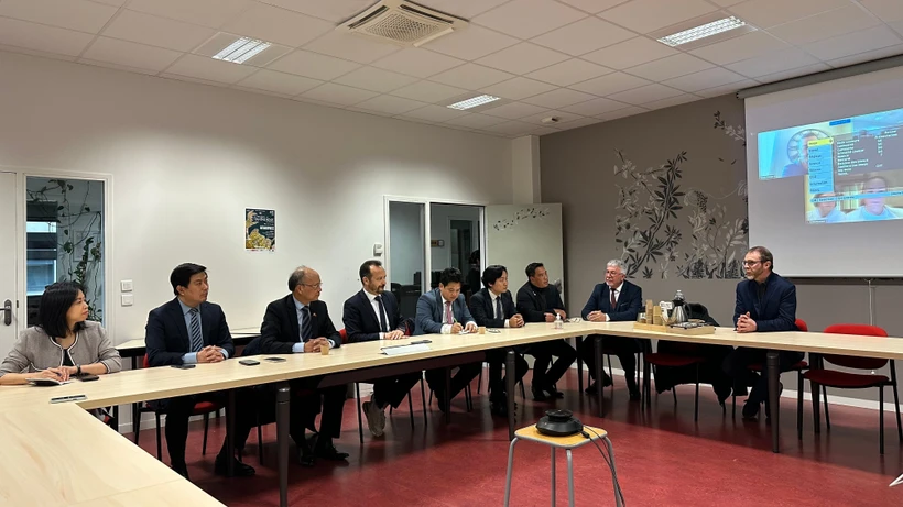 The delegation of the Vietnamese Embassy in France visits the Institute of Technology (IUT) Béziers. (Photo: VNA)