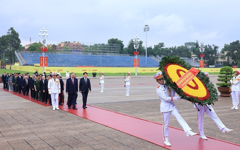 A delegation of incumbent and former Party and State leaders, together with representatives of ministries and agencies, pay tribute to President Ho Chi Minh at his mausoleum in Hanoi on August 17. (Photo: VNA)