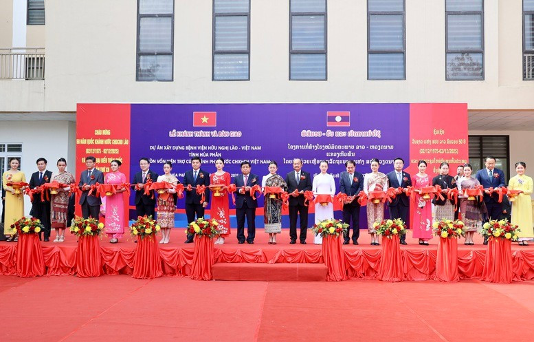 At the inauguration and handover ceremony of the Laos-Vietnam friendship hospital in Houaphanh province, northern Laos, on December 4. (Photo: baochinhphu.vn)