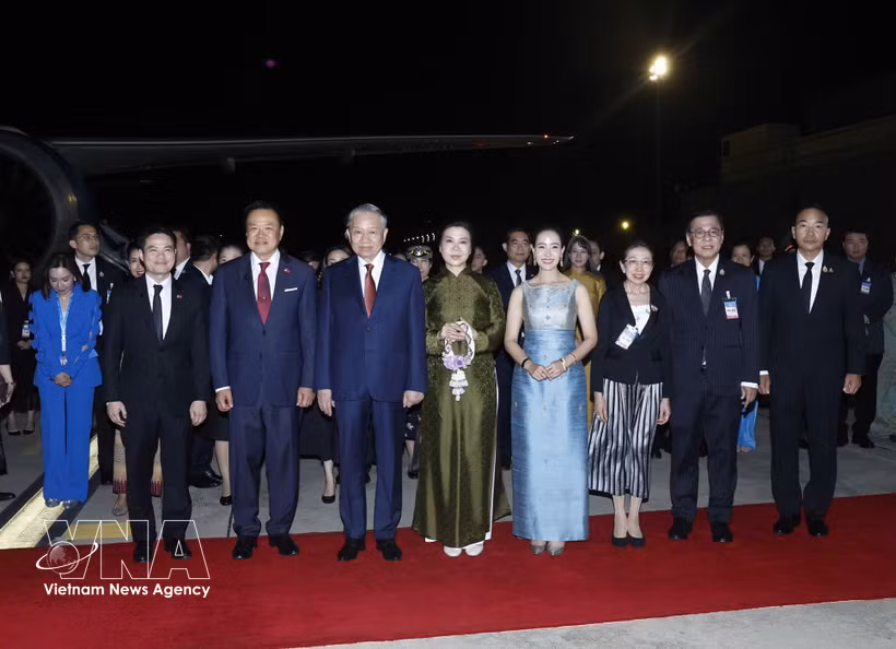 General Secretary of the Communist Party of Vietnam Central Committee and State President To Lam, and his spouse Ngo Phuong Ly at Don Mueang International Airport (Photo: VNA)