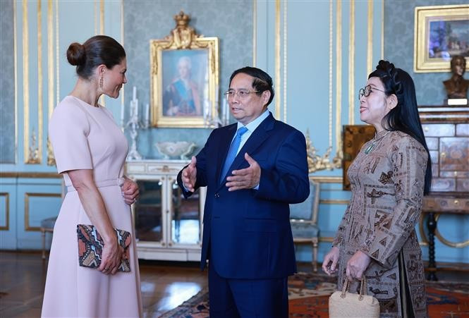 Prime Minister Pham Minh Chinh, his spouse Le Thi Bich Tran, and Crown Princess of Sweden Victoria. (Photo: VNA)
