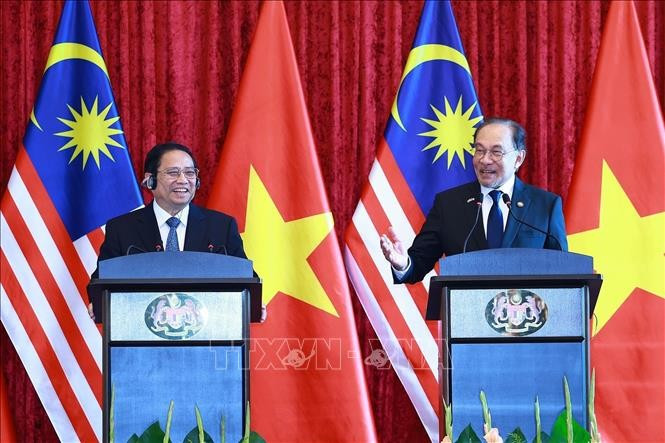 Prime Minister Pham Minh Chinh (left) and Malaysian Prime Minister Anwar Ibrahim meet with the press following their talks in Kuala Lumpur. (Photo: VNA)