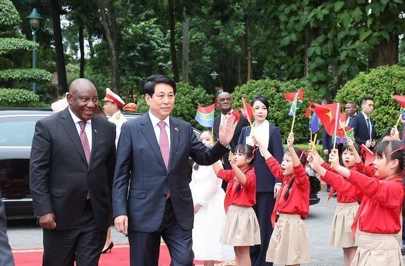 State President Luong Cuong (right) and his South African counterpart Matamela Cyril Ramaphosa (Photo: VNA)