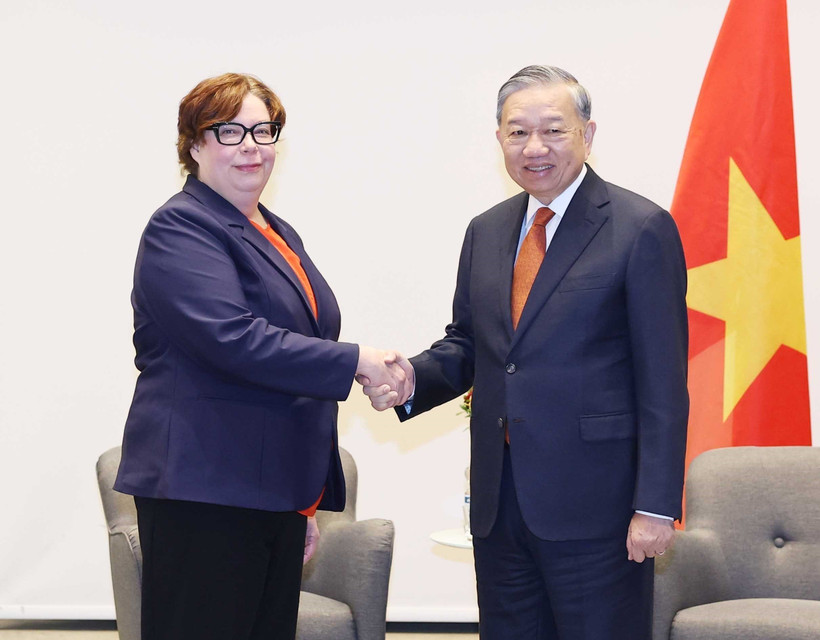 General Secretary of the Communist Party of Vietnam (CPV) Central Committee To Lam (right) meets with Tiina Sandberg, Chairperson of the Communist Party of Finland (SKP), in Helsinki on October 22 (local time). (Photo: VNA)