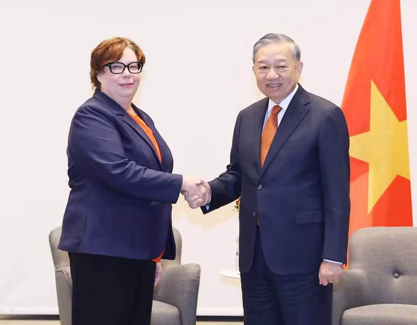General Secretary of the Communist Party of Vietnam (CPV) Central Committee To Lam (right) meets with Tiina Sandberg, Chairperson of the Communist Party of Finland (SKP), in Helsinki on October 22 (local time). (Photo: VNA)