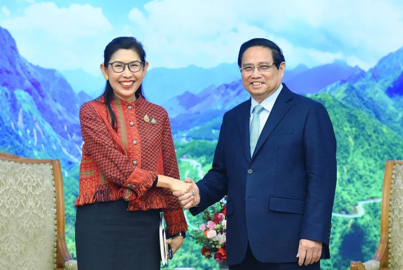 Prime Minister Pham Minh Chinh (right) and Thai Ambassador Urawadee Sriphiromya. (Photo: VNA)